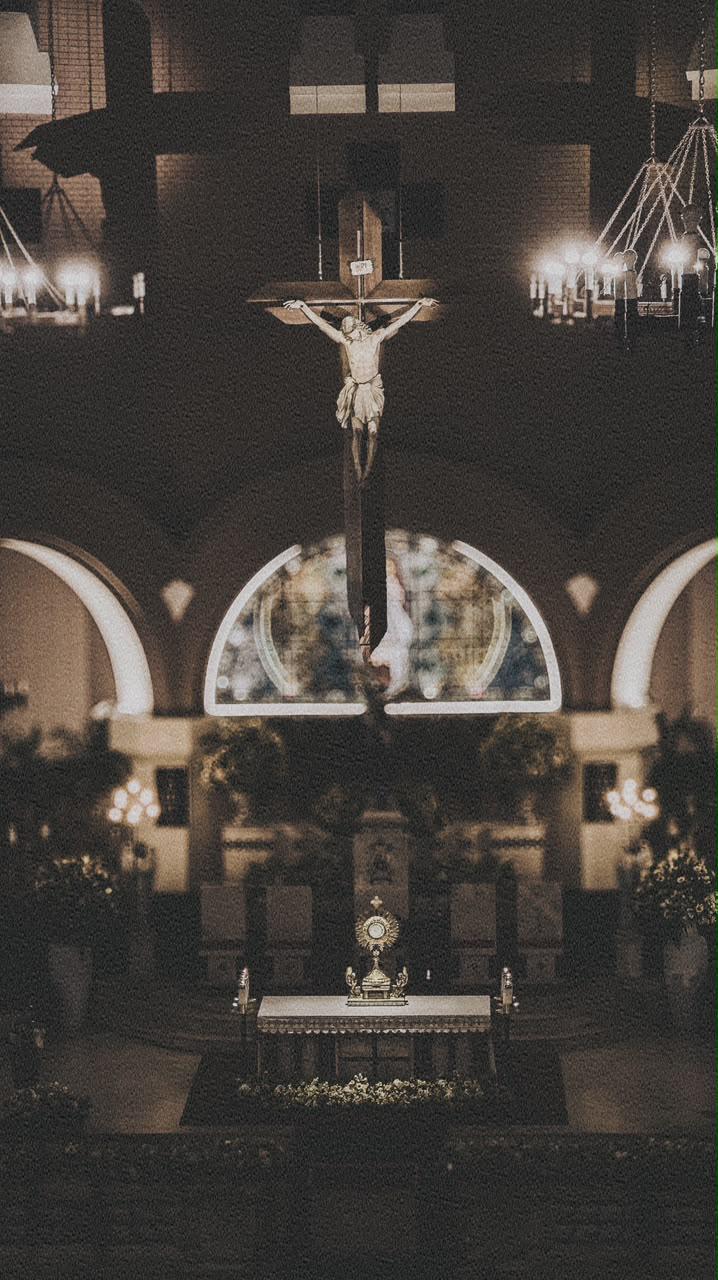 Altar da igreja com o crucifixo em destaque
