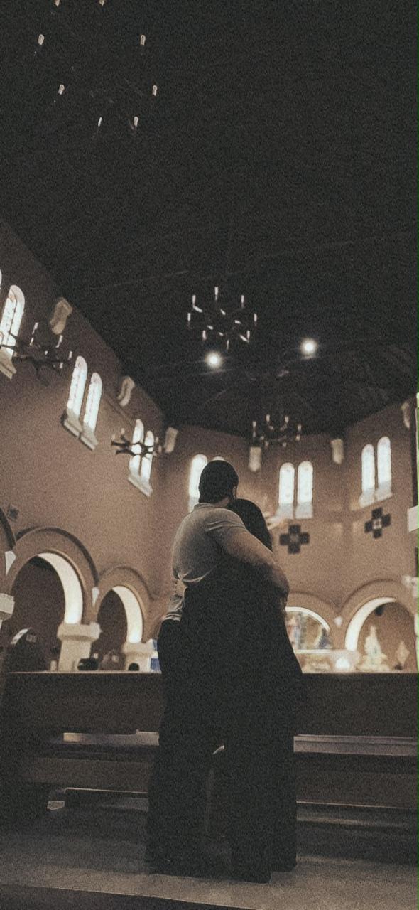 Taciane e Pedro abraçados dentro da igreja