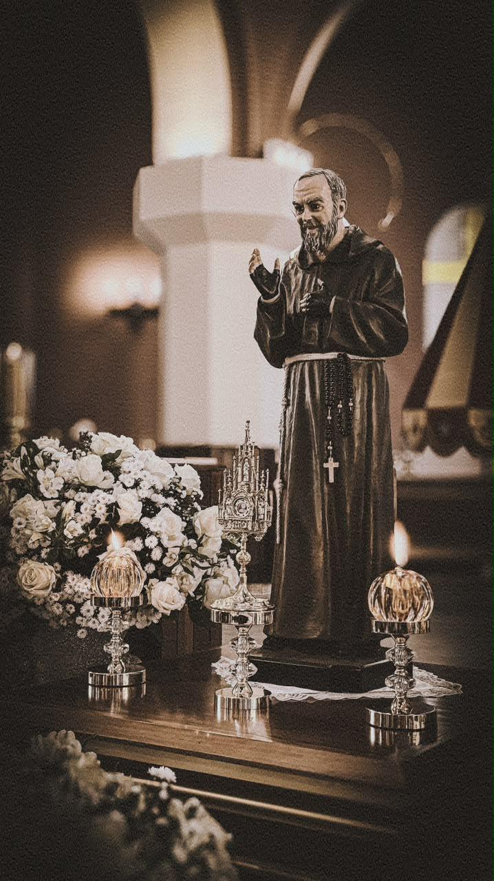 Imagem sacra decorando o altar