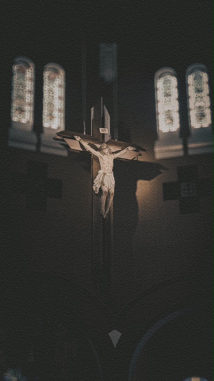 Crucifixo iluminado no interior da igreja